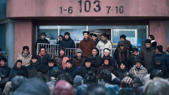 Un fotograma de la película 'Concrete Utopia', dirigida por Um Tae-hwa