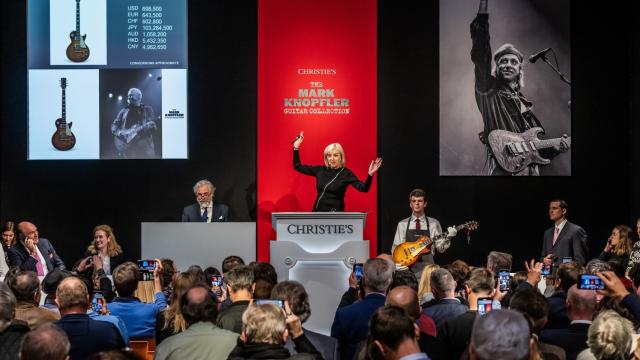 Un momento de la subasta de las guitarras de Mark Knopfler, este miércoles en Londres. Foto: Christie's