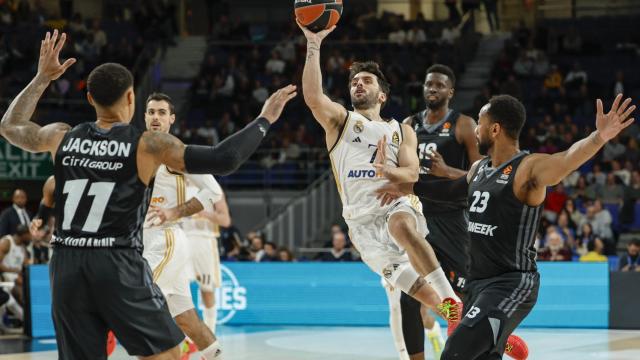Facundo Cmpazzo anota una canasta frente al Asvel.