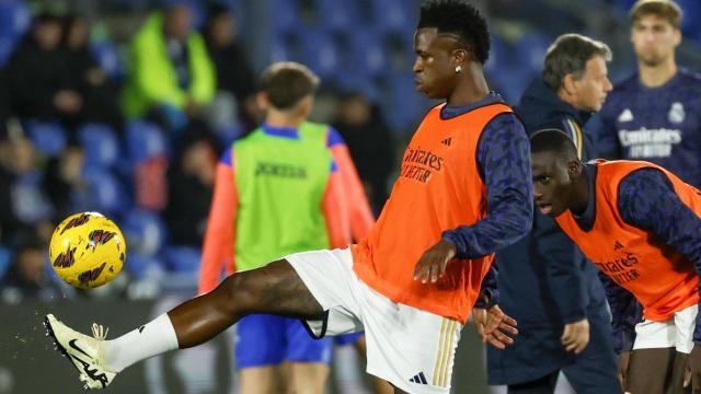 Vinicius, en el calentamiento previo a jugar contra el Getafe.