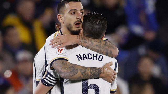 Joselu se abraza a Nacho tras marcar el primer gol frente al Getafe.