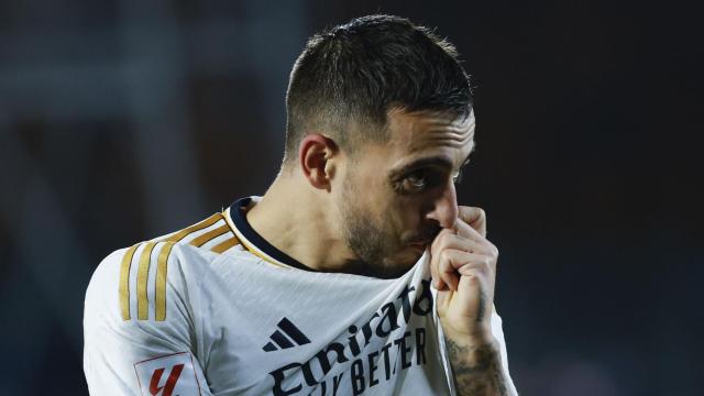 Joselu besa el escudo del Real Madrid tras marcar uno de los goles ante el Getafe.