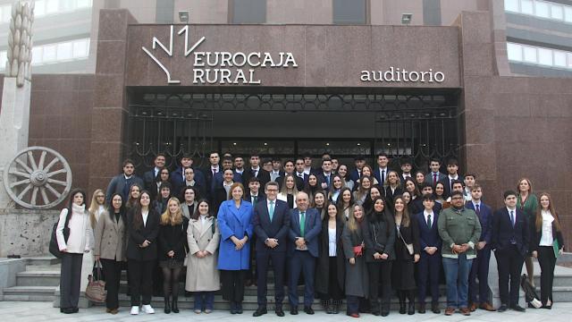 Foto de familia con los alumnos que harán prácticas en la entidad.