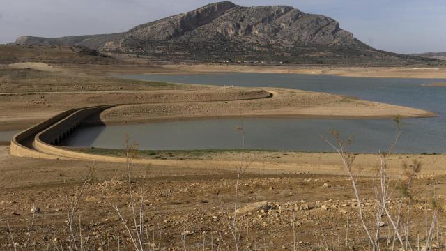 Vista del antiguo puente en el embalse de Guadalteba que han emergido al bajar drásticamente el nivel debido a la falta de lluvias (EFE/ Daniel Pérez).