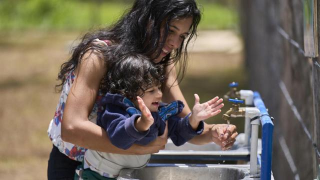 Mathias (1) se lava las manos en la Estación Migratoria Los Planes (Panamá), en abril de 2023 (UNICEF).