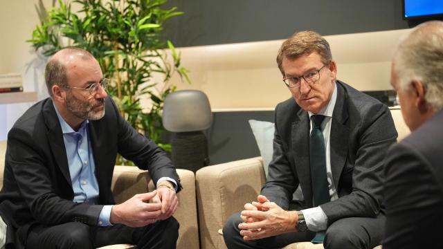 Feijóo, este jueves, con el presidente del PP europeo, Manfred Weber, y Esteban González Pons.