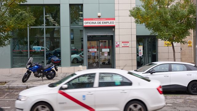 Entrada de una oficina de empleo.