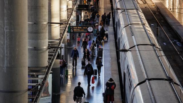 Varios viajeros de Renfe cogen un tren en la estación de Atocha.