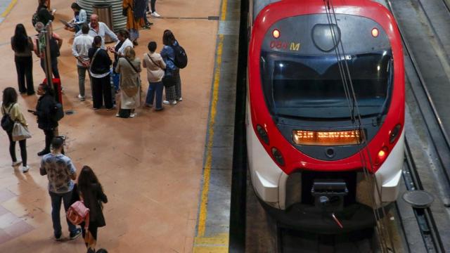 Un tren de cercanías esperando a los viajeros