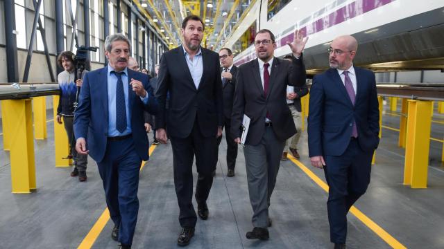 El ministro de Transportes y Movilidad Sostenible, Óscar Puente (2i), visita junto al presidente de Renfe, Raül Blanco Díaz (2d), y el delegado del Gobierno en la Comunidad de Madrid, Francisco Martin (1d), las nuevas instalaciones de la base de mantenimiento de alta velocidad de Santa Catalina en Vallecas, a 17 de enero de 2024