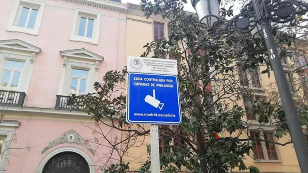 Señal de zona videovigilada en el centro de Madrid.