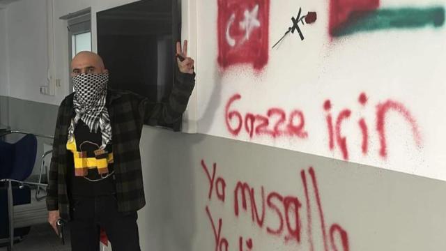 Imagen difundida por medios turcos del hombre armado que ha tomado varios rehenes.