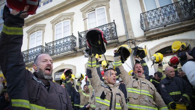 Bomberos comarcales en una protesta.