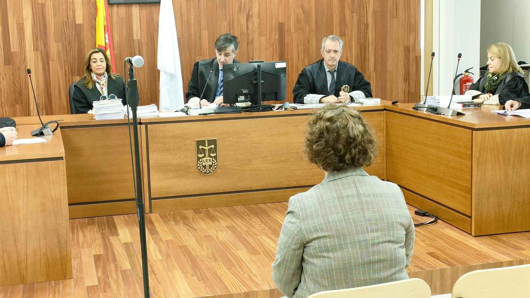La acusada Carmen D.D. acepta la pena de 2 años de cárcel.