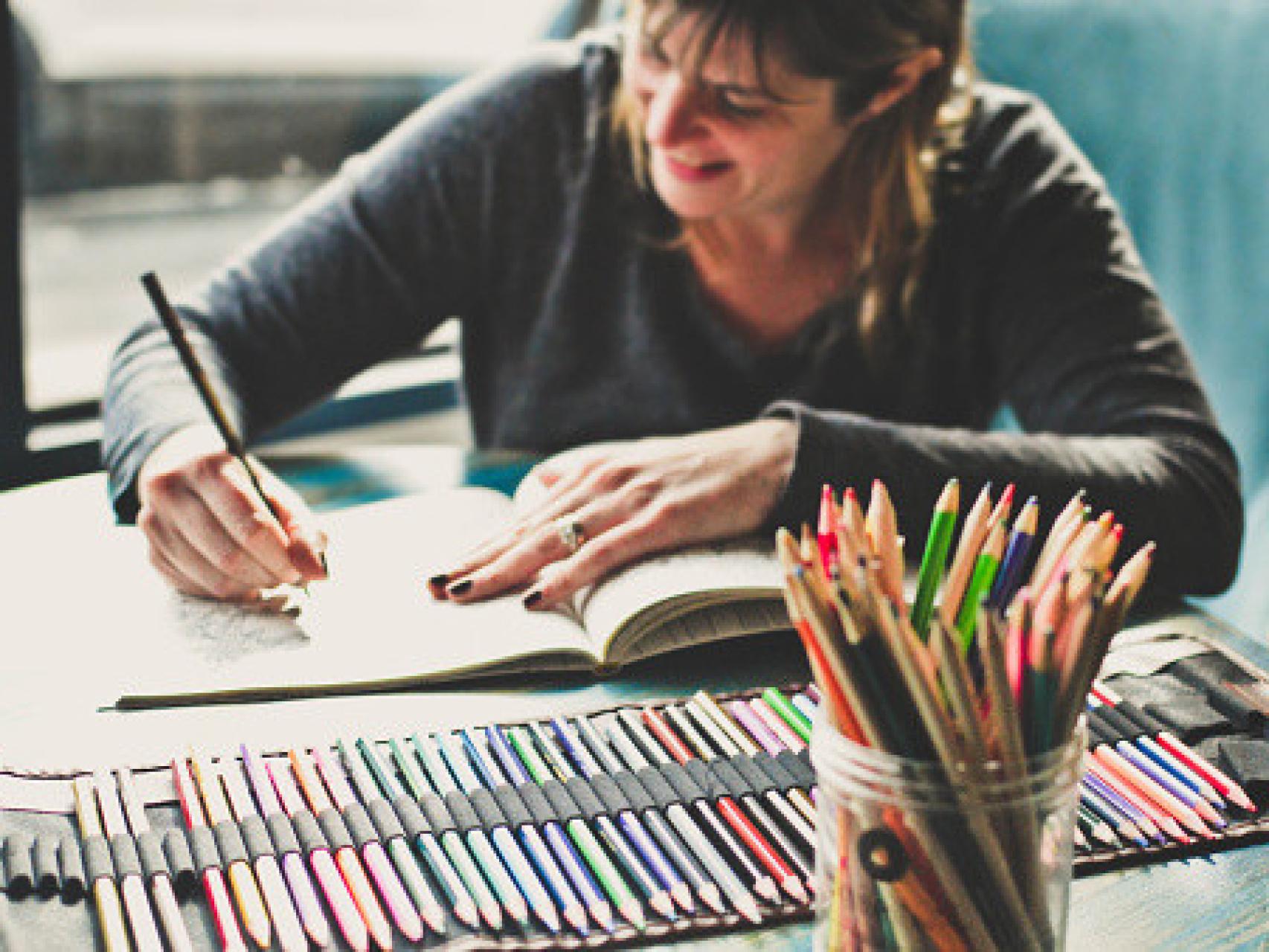 Una mujer dibujando.