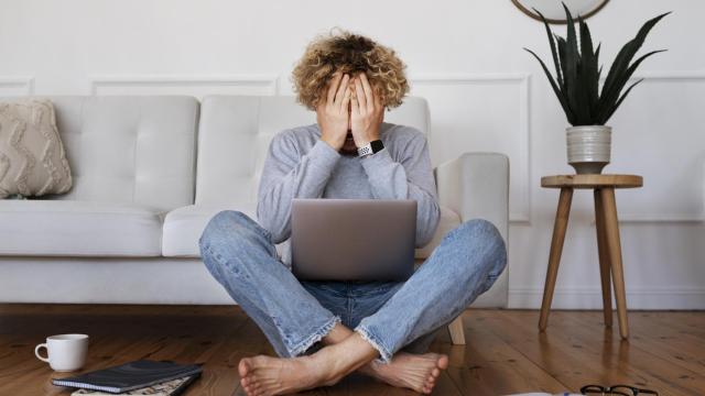 Hombre estresado sentado en el suelo.