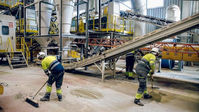 Trabajadores en una fábrica de vidrios.