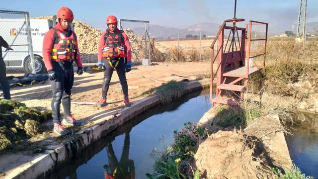 Un momento del rescate del cadáver. Foto: Twitter