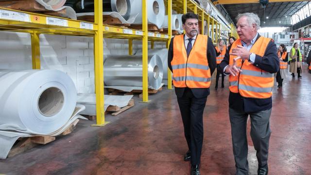 Luis Barcala y Luis Mascaró en la visita este viernes a una de las empresas del polígono de Aguamarga.