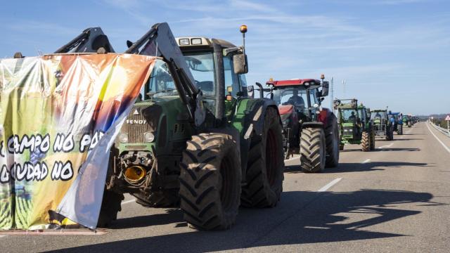 Protestas de los agricultores y ganaderos en la N-122 a la altura de Cerezal de Aliste,