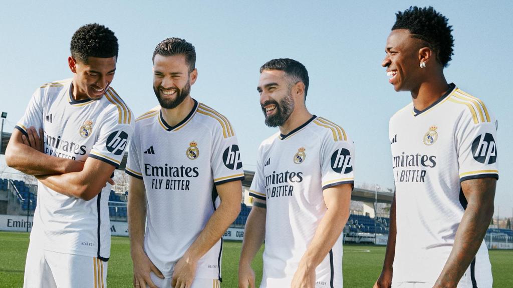 Los jugadores del Real Madrid posan con el logo de HP en las mangas.