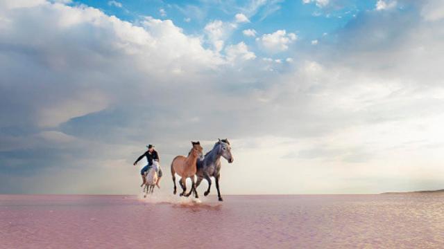 Imagen de archivo de un hombre montando a caballo en el lago Tuz (cerca de Ankara, Turquía).