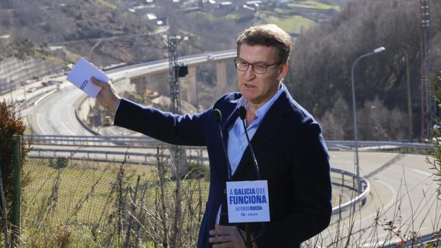 El presidente del PP Alberto Núñez Feijóo, este viernes en Pedrafita do Cebreiro (Lugo).