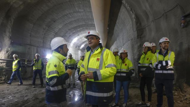 El consejero de Transportes, Jorge Rodrigo, en las obras de la L-3 hasta El Casar.