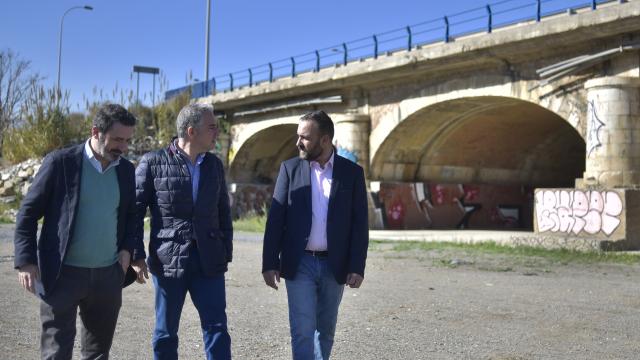 Elías Bendodo, junto a Juan Ramón Carmona y Mario Cortés.