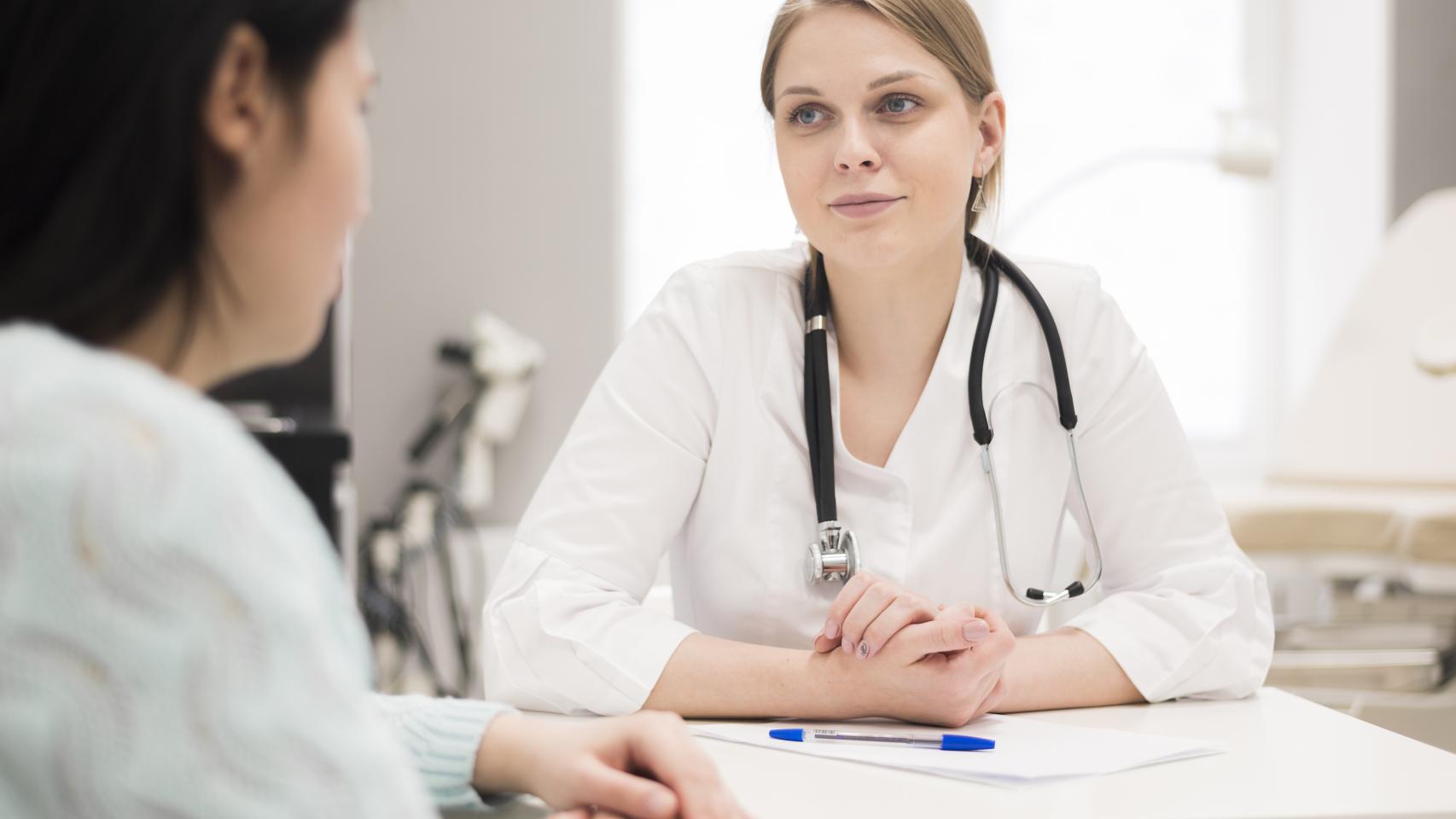 Una trabajadora con su doctora.