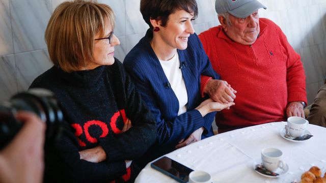 Ana Pontón y sus padres en la casa familiar.