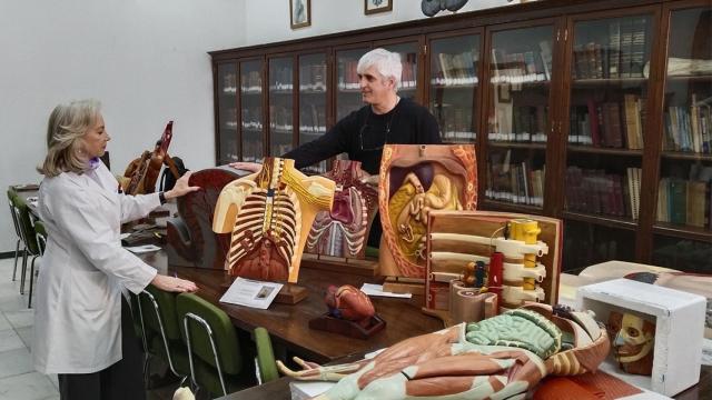 Los responsables del proyecto posan con los modelos restaurados.