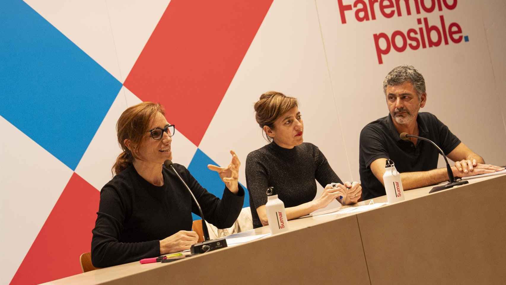 La ministra de Sanidad, Mónica García; la candidata de Sumar Galicia a la Xunta de Galicia, Marta Lois y el cabeza de lista por Pontevedra, Ramón Sarmiento, en un encuentro con colectivos de la sanidad en Vigo, a 2 de febrero de 2024.