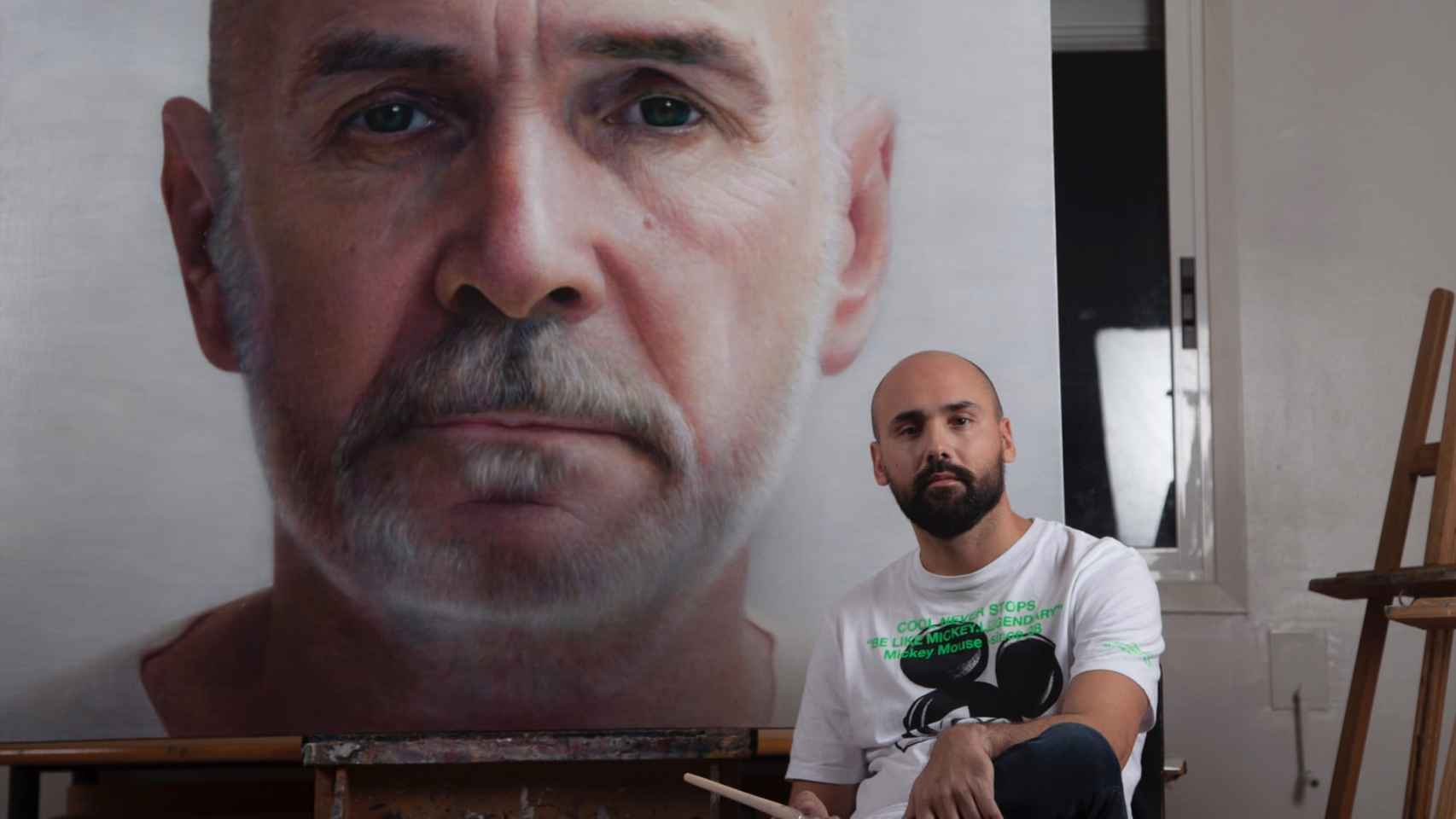 Diego Lago, de Arte y Danza, junto a una de sus obras.