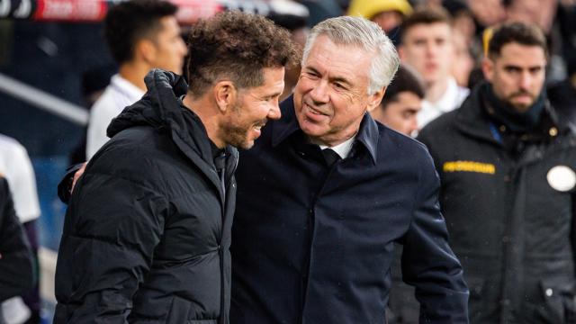Simeone y Ancelotti se saludan antes de un derbi