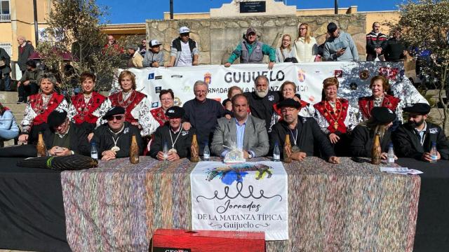 Imagen general de la primera jornada de la Matanza Tradicional de Guijuelo con el alcalde, Roberto Martín, y los matanceros de honor.