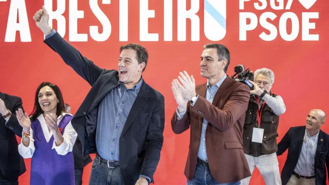 Pedro Sánchez (d), acompaña a José Ramón Gómez Besteiro (c), y la cabeza de lista por la provincia de Ourense, Carmen Dacosta (i)