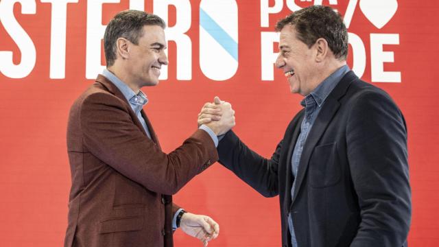 Pedro Sánchez junto al candidato socialista a la Presidencia de la Xunta, José Ramón Gómez Besteiro, este sábado en Orense.