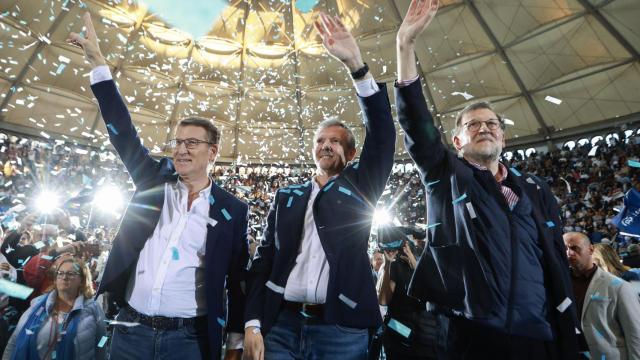 Feijóo, Rueda y Rajoy, este sábado en el mitin central del PP en la plaza de toros de Pontevedra.