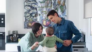 Julian y Alejandra son padres de acogida dentro del programa que gestiona la Comunidad de Madrid.