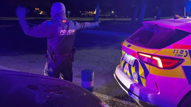 Momento en el que han interceptado al vehículo que circulaba por la Avenida de Madrid, hacia la A3, en sentido contrario.