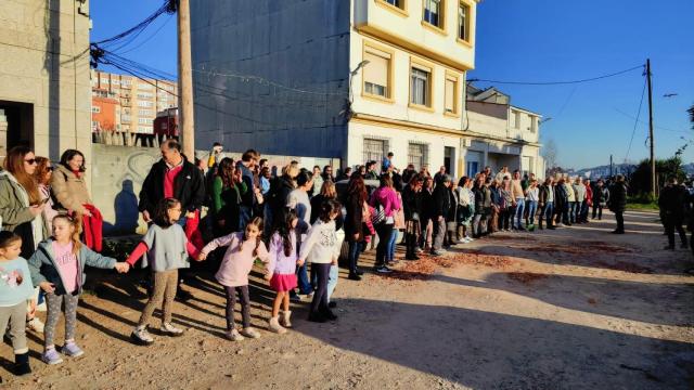 Cadena humana de los vecinos del Agra dos Mallos de A Coruña.