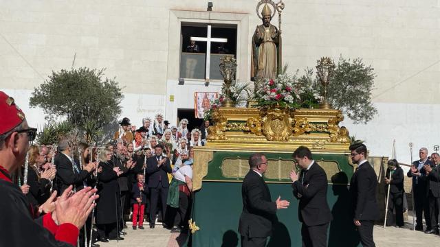 La imagen de San Blas a la salida de su iglesia en el barrio este domingo.