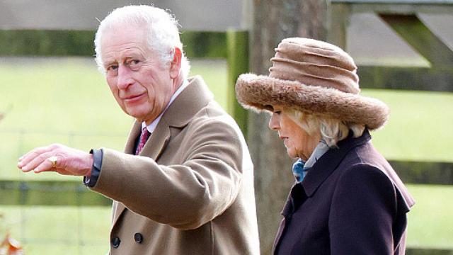 El rey Carlos III junto a la reina Camila en la misa dominical.