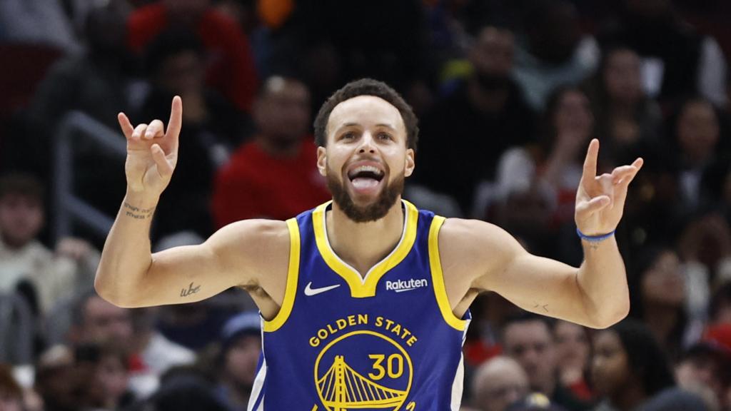 Stephen Curry celebra una canasta.