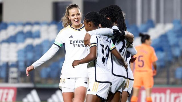 Las jugadoras del Real Madrid celebran un gol frente al Valencia.