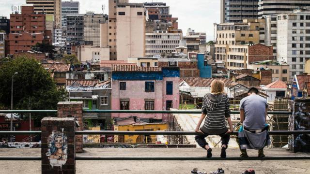 Dos jóvenes descansan en un puente de Bogotá (Colombia).