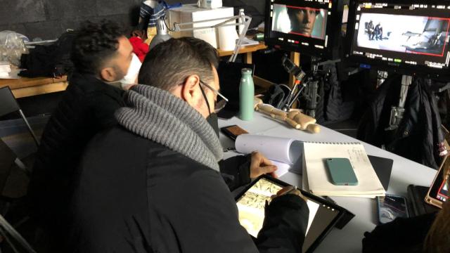 Alexis Fibla (der.) ilustrando en el iPad Pro junto a J.A. Bayona en el rodaje de 'La sociedad de la Nieve'