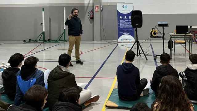 El doctor Lucas Lage en un centro educativo.
