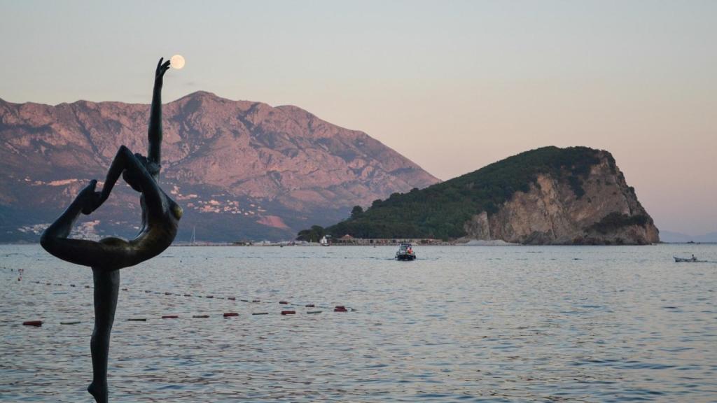 Estatua de la bailarina, Budva.